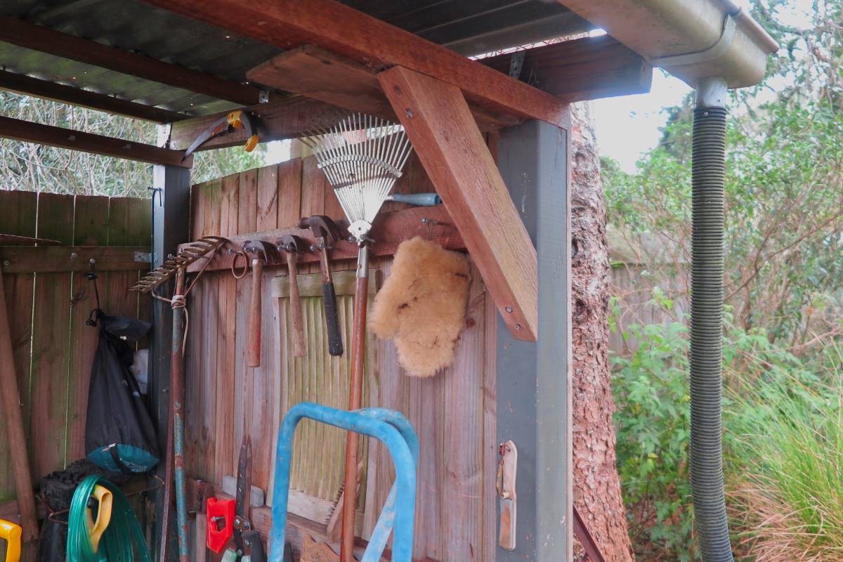 Flexible piping from the gutter of the shed transports water to the garden.